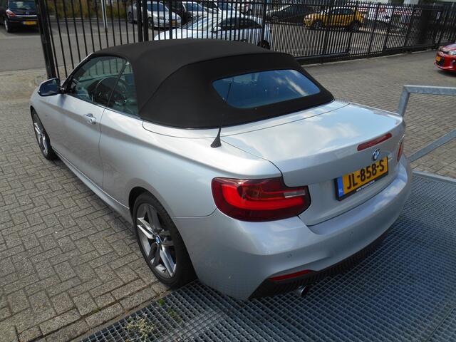 BMW 2-SERIE Cabrio 220I AUTOMAAT M-pakket NL auto/Navigatie/Lederen bekleding/Stoelverwarming/Led dagrijverlichting