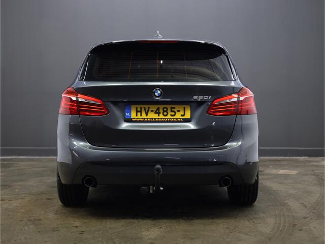 BMW 2-SERIE Active Tourer 220i Sport Line | Trekhaak | Panoramadak
