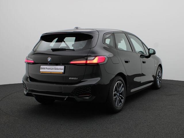 BMW 2-SERIE Active Tourer 220i M Sportpakket | Achteruitrijcamera | Parking Assistant | Elektrisch verwarmde voorstoelen | 17''