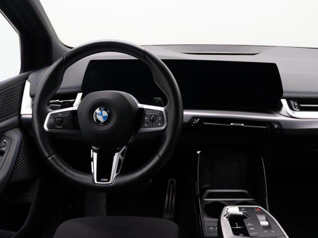 BMW 2-SERIE Active Tourer 220i M Sportpakket | Achteruitrijcamera | Parking Assistant | Elektrisch verwarmde voorstoelen | 17''