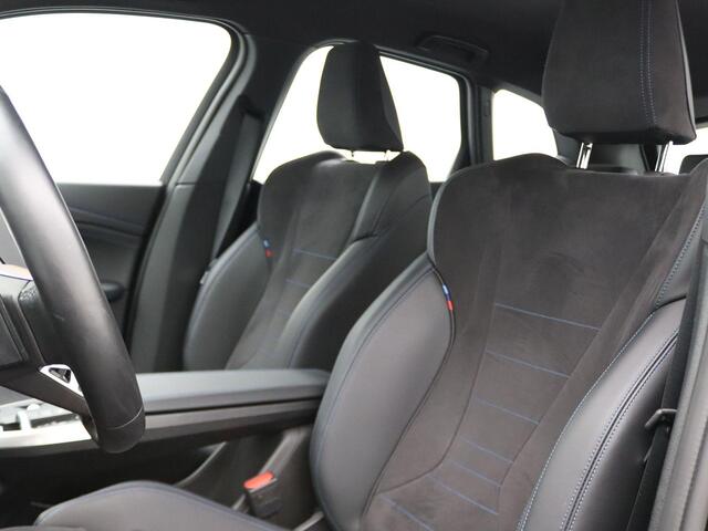 BMW 2-SERIE Active Tourer 220i M Sportpakket | Achteruitrijcamera | Parking Assistant | Elektrisch verwarmde voorstoelen | 17''