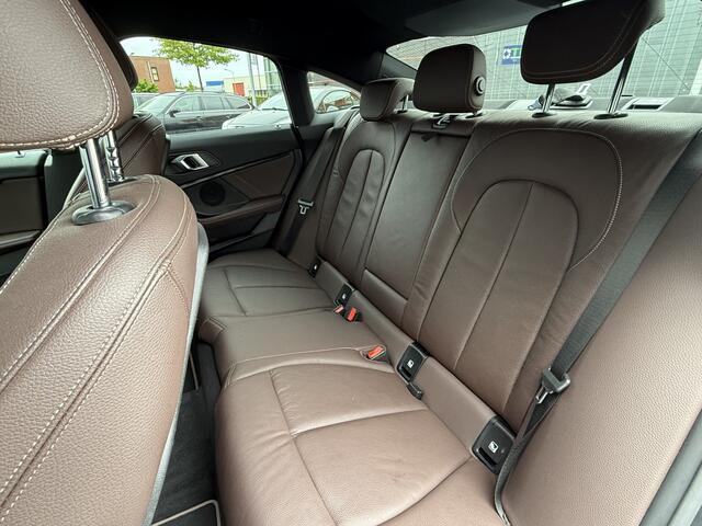 BMW 2-SERIE Gran Coupé BWJ 2021 218i 136 PK High Executive APPLE CARPLAY / ANDROID AUTO / NAVI / CLIMA / CRUISE / NAVI / CLIMA / ADAPTIVE CRUISE / STOELVERW. / DAB / PDC / LMV