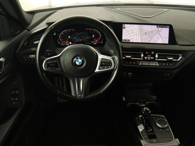 BMW 2-SERIE 218i M Sport | Panoramadak | Sportstoelen | Leder | Camera | Carplay | Live Cockpit | Stoelverwarming | Getint glas | Navigatie | Climate control | Full LED