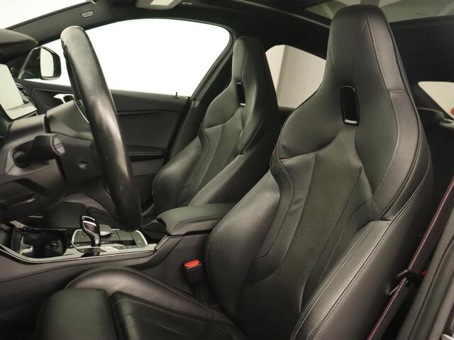 BMW 2-SERIE 218i M Sport | Panoramadak | Sportstoelen | Leder | Camera | Carplay | Live Cockpit | Stoelverwarming | Getint glas | Navigatie | Climate control | Full LED