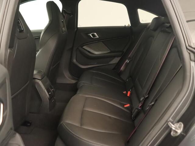 BMW 2-SERIE 218i M Sport | Panoramadak | Sportstoelen | Leder | Camera | Carplay | Live Cockpit | Stoelverwarming | Getint glas | Navigatie | Climate control | Full LED