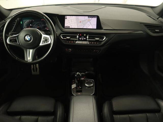 BMW 2-SERIE 218i M Sport | Panoramadak | Sportstoelen | Leder | Camera | Carplay | Live Cockpit | Stoelverwarming | Getint glas | Navigatie | Climate control | Full LED