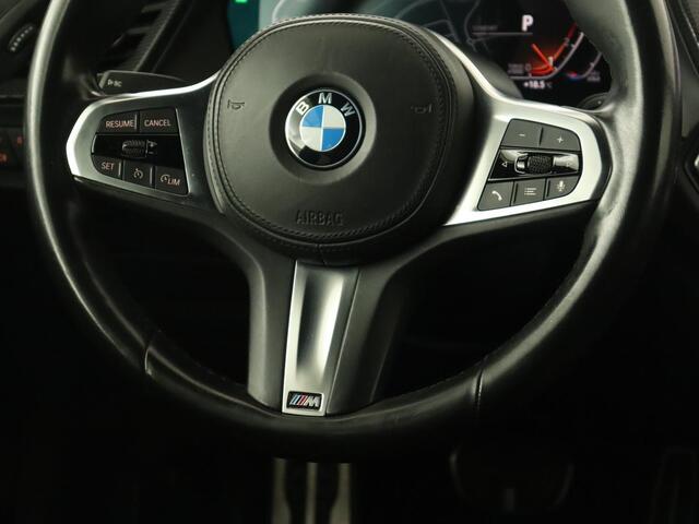BMW 2-SERIE 218i M Sport | Panoramadak | Sportstoelen | Leder | Camera | Carplay | Live Cockpit | Stoelverwarming | Getint glas | Navigatie | Climate control | Full LED