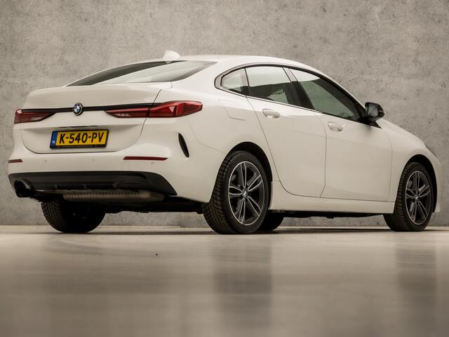 BMW 2-SERIE Gran Coupé 218i Sport Automaat (APPLE CARPLAY, M STUUR, GROOT NAVI, LEDER, SFEERVERLICHTING, SPORTSTOELEN, DAB+, CRUISE, LED KOPLAMPEN, NIEUWSTAAT)