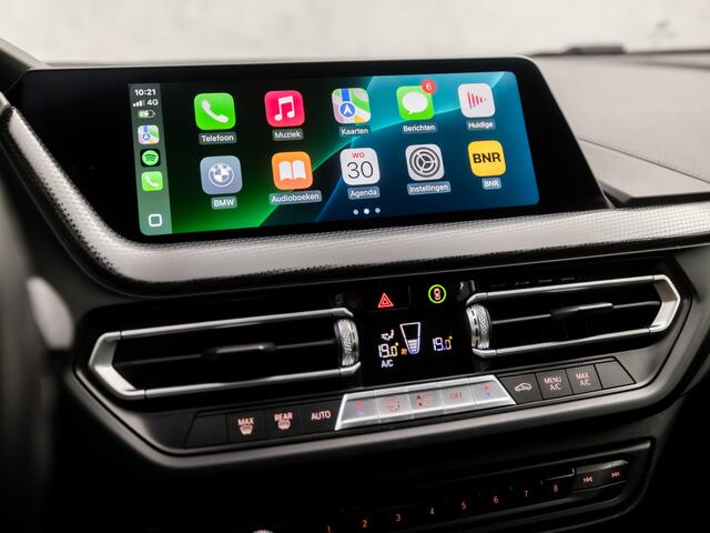 BMW 2-SERIE Gran Coupé 218i Sport Automaat (APPLE CARPLAY, M STUUR, GROOT NAVI, LEDER, SFEERVERLICHTING, SPORTSTOELEN, DAB+, CRUISE, LED KOPLAMPEN, NIEUWSTAAT)