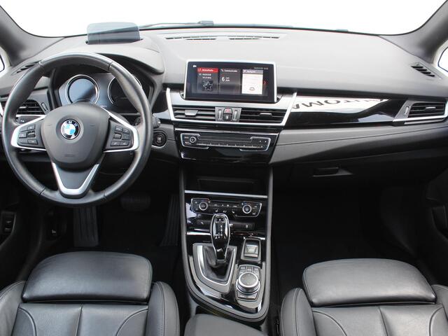 BMW 2-SERIE Active Tourer 220i High Executive Edition AUTOMAAT / Trek gw 1500 / Lederen Bekleding / Navigatie / Elektrisch Schuif-/Kanteldak / Elektrisch Bedienbare Achterklep / Head-Up Display /