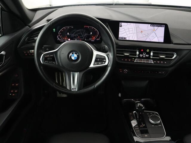BMW 2-SERIE Gran Coupé 218i M-Sport | Panoramadak | Stoelverwarming | Camera | Sfeerverlichting | Carplay | Half leder | Sportstoelen | Navigatie | Live Cockpit | Full LED | Park Assist | Cruise control | Climate control