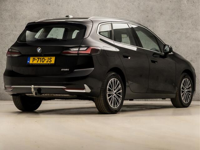 BMW 2-SERIE Active Tourer 218i Sportline Automaat (PANORAMADAK, LIVE COCKPIT PLUS, APPLE CARPLAY, HARMAN/KARDON, CAMERA, TREKHAAK, LEDEREN SPORTSTOELEN, ELEK ACHTERKLEP, NIEUWE APK, NIEUWSTAAT)