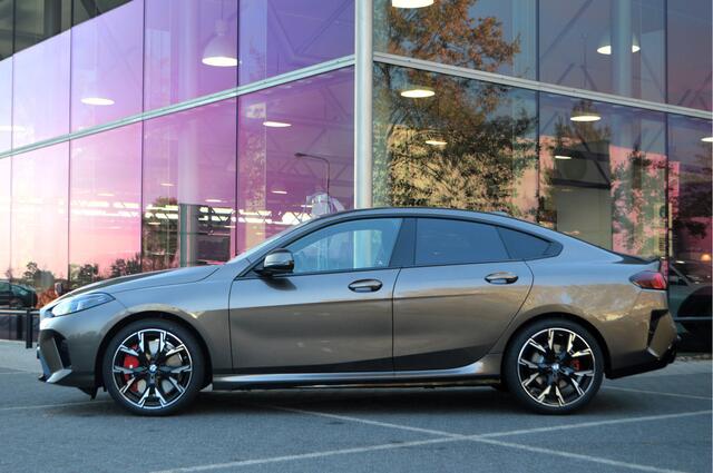 BMW 2-SERIE Gran Coupé 220 M Sport Automaat / Sportstoelen / Achteruitrijcamera / M Adaptief onderstel / Adaptieve LED / Comfort Access / Stoelverwarming / Harman-Kardon