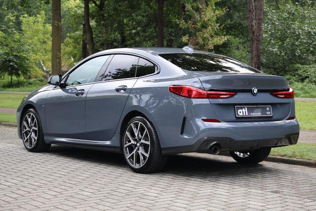 BMW 2-SERIE 218i Gran Coupé High Executive M-Sportpakket, Afneembare Trekhaak, Stuurwielverwarming, Sportstoelen, Harman Kardon, Parkeerhulpsysteem, Comfortpakket, DAB, Stoelverwarming, Shadowline, M-Sportbesturing, Inklapbare Spiegels, etc.