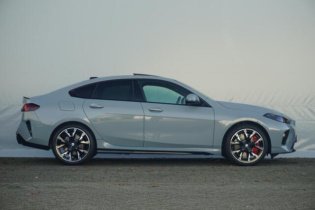 BMW 2-SERIE Gran Coupé 220 M Sportpakket Pro 19'' / Panoramadak / Elektrisch verstelbare stoelen / Head-Up Display / Harman Kardon / Trekhaak