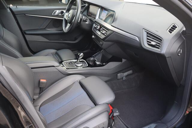 BMW 2-SERIE Gran Coupé 220i M-Sport Business Edition NL-Auto!! Stuur + Stoelverw. I Carplay I LED