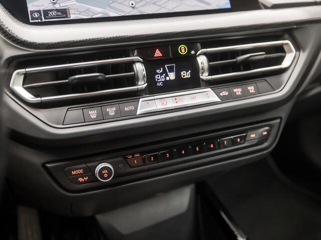 BMW 2-SERIE Gran Coupé 218i Sport Automaat (APPLE CARPLAY, M STUUR, GROOT NAVI, LEDER, GETINT GLAS, SFEERVERLICHTING, SPORTSTOELEN, DAB+, CRUISE, LED KOPLAMPEN, NIEUWSTAAT)