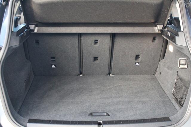 BMW 2-SERIE Active Tourer 218i-140pk Executive Edition AUTOMAAT ! Uiterst nette, luxe en goed onderhouden hoogzitter. Autm. airco, metallic lak, trekhaak, cruise control, HUD, LED verl.,