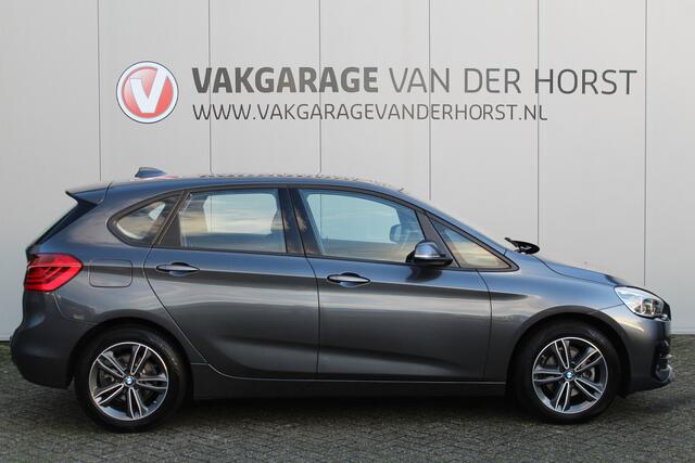 BMW 2-SERIE Active Tourer 218i-140pk Executive Edition AUTOMAAT ! Uiterst nette, luxe en goed onderhouden hoogzitter. Autm. airco, metallic lak, trekhaak, cruise control, HUD, LED verl.,
