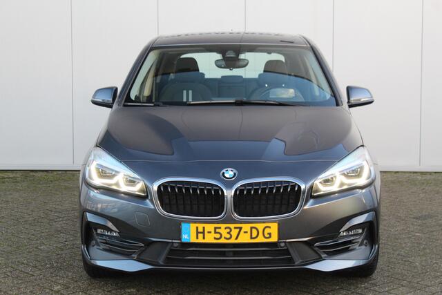 BMW 2-SERIE Active Tourer 218i-140pk Executive Edition AUTOMAAT ! Uiterst nette, luxe en goed onderhouden hoogzitter. Autm. airco, metallic lak, trekhaak, cruise control, HUD, LED verl.,