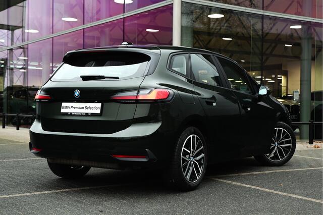 BMW 2-SERIE Active Tourer 225e xDrive Automaat / Sportstoelen / Trekhaak / Achteruitrijcamera / Comfort Access / Adaptieve LED / Stoelverwarming