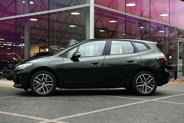 BMW 2-SERIE Active Tourer 225e xDrive Automaat / Sportstoelen / Trekhaak / Achteruitrijcamera / Comfort Access / Adaptieve LED / Stoelverwarming