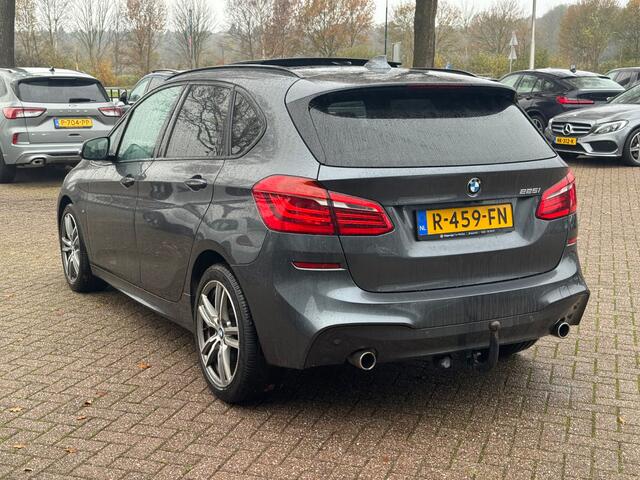 BMW 2-SERIE Active Tourer 225i M Sport / Trekhaak / Panoramadak / Camera / Head-up / Harman Kardon / Keyless / 18'' / Alcantara / Navigatie / LED Koplampen / DAB / Stoelverwarming / Cruise Control