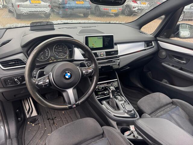 BMW 2-SERIE Active Tourer 225i M Sport / Trekhaak / Panoramadak / Camera / Head-up / Harman Kardon / Keyless / 18'' / Alcantara / Navigatie / LED Koplampen / DAB / Stoelverwarming / Cruise Control