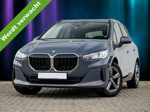 BMW 2-SERIE Active Tourer 218i Trekhaak Panoramadak Stuurwielverwarming Stoelverwarming LED Achteruitrijcamera Keyless Entry