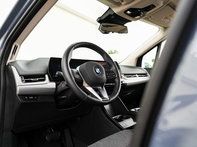 BMW 2-SERIE Active Tourer 218i Trekhaak Panoramadak Stuurwielverwarming Stoelverwarming LED Achteruitrijcamera Keyless Entry
