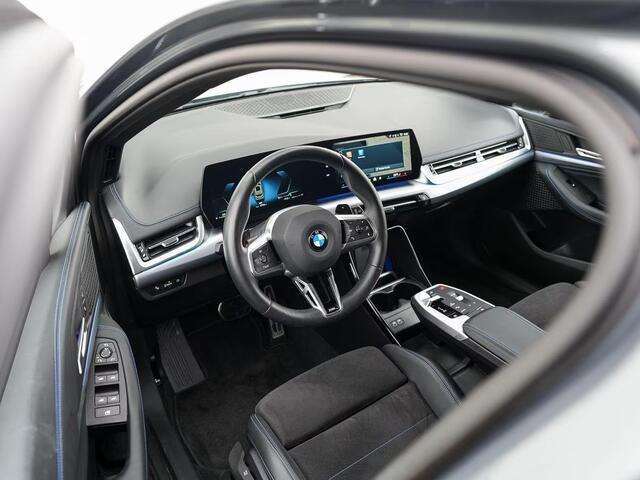 BMW 2-SERIE Active Tourer 218i M Sport Trekhaak Panoramadak Stuurwielverwarming Stoelverwarming Keyless Entry