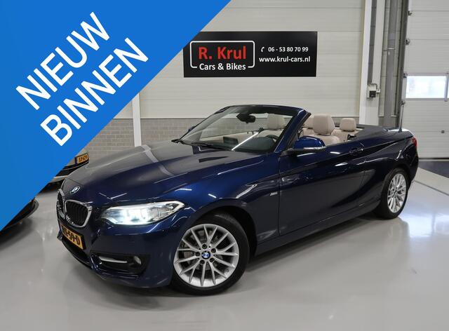 BMW 2-SERIE Cabrio 220i Sport Automaat Airco-ecc Trekhaak afneembaar Navigatie Sportstoelen Leer Beige Diepzeeblauw Sportvelgen 17 in Nieuwstaat