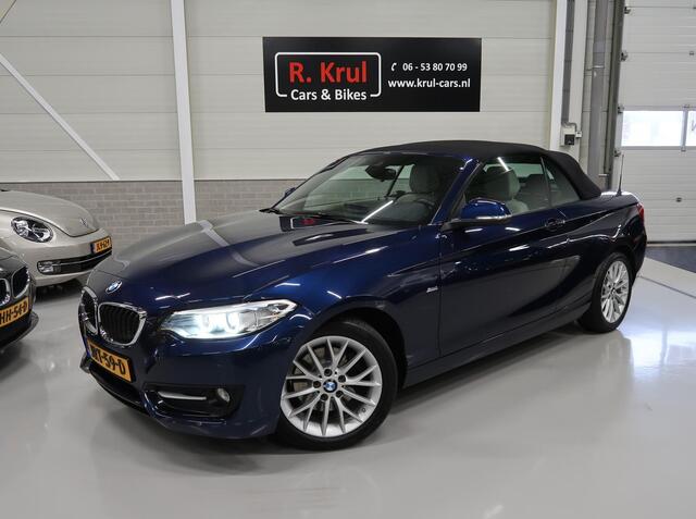 BMW 2-SERIE Cabrio 220i Sport Automaat Airco-ecc Trekhaak afneembaar Navigatie Sportstoelen Leer Beige Diepzeeblauw Sportvelgen 17 in Nieuwstaat