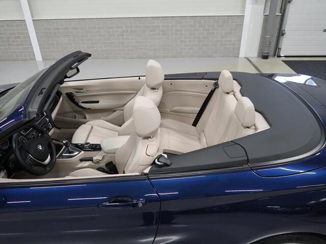 BMW 2-SERIE Cabrio 220i Sport Automaat Airco-ecc Trekhaak afneembaar Navigatie Sportstoelen Leer Beige Diepzeeblauw Sportvelgen 17 in Nieuwstaat