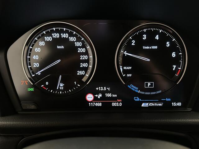 BMW 2-SERIE ACTIVE TOURER 225XE iPERFORMANCE 136 PK PLUG IN HYBRID NAVIGATIE A RIJ CAMERA STOEL VERWARMING PARKEER SENSOREN VOOR & ACHTER ZEER MOOI !!