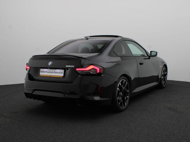 BMW 2-SERIE Coupé 220i High Executive | M Sportpakket Pro | Innovation Pack | Premium Pack | Stuurwielrand Verwarmd | Comfort Access | Schuifdak | Elektrisch Verstelbare Sportstoelen | Active Cruise Control | Harman Kardon | 19''