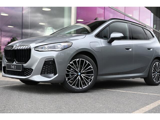 BMW 2-SERIE Active Tourer 225e xDrive High Executive M Sport Automaat / Panoramadak / Trekhaak / Sportstoelen / M Adaptief onderstel / Parking Assistant Plus / Head-Up / Harman-Kardon