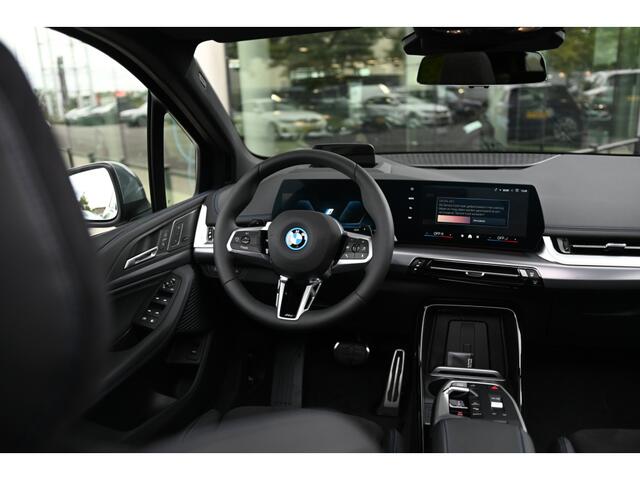 BMW 2-SERIE Active Tourer 225e xDrive High Executive M Sport Automaat / Panoramadak / Trekhaak / Sportstoelen / M Adaptief onderstel / Parking Assistant Plus / Head-Up / Harman-Kardon