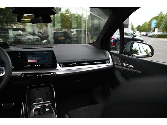 BMW 2-SERIE Active Tourer 225e xDrive High Executive M Sport Automaat / Panoramadak / Trekhaak / Sportstoelen / M Adaptief onderstel / Parking Assistant Plus / Head-Up / Harman-Kardon