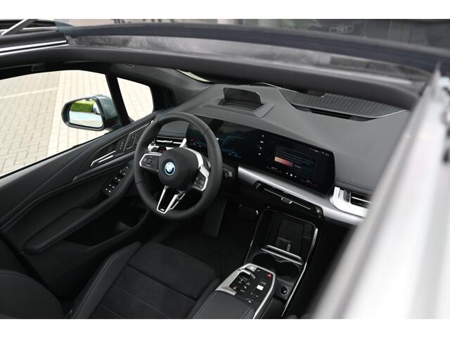 BMW 2-SERIE Active Tourer 225e xDrive High Executive M Sport Automaat / Panoramadak / Trekhaak / Sportstoelen / M Adaptief onderstel / Parking Assistant Plus / Head-Up / Harman-Kardon