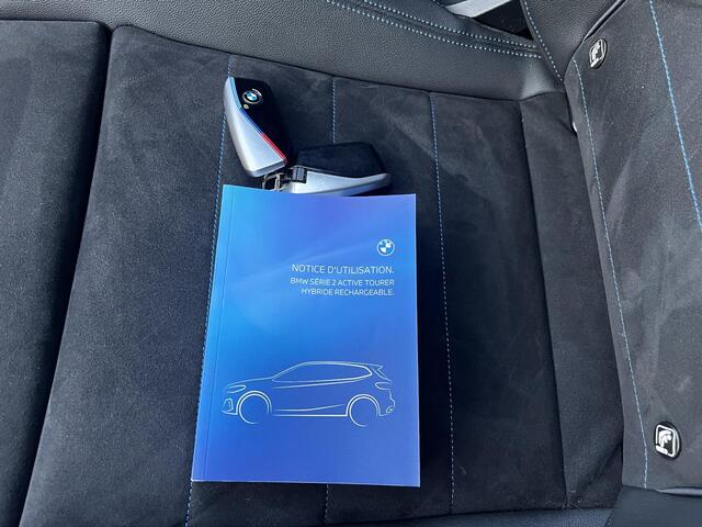 BMW 2-SERIE Active Tourer 225e xDrive M-Sport PHEV Automaat / Goed onderhouden / Navigatie / Camera / Apple Carplay Android / M Sportstoelen en stuur / Schakel-flippers /18" LM wielen /