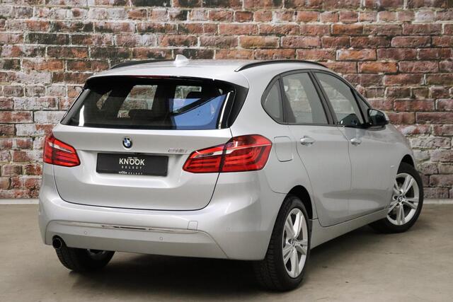 BMW 2-SERIE Active Tourer 218i High Executive Luxury Line Automaat / Navigatiesysteem Plus / Driving Assistant / Achteruitrijcamera / Stoelverwarming / LED-koplampen / Head-Up Display / DAB / Hifi / Shadow Line / 17 Inch