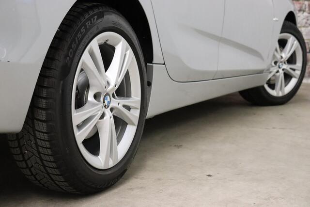BMW 2-SERIE Active Tourer 218i High Executive Luxury Line Automaat / Navigatiesysteem Plus / Driving Assistant / Achteruitrijcamera / Stoelverwarming / LED-koplampen / Head-Up Display / DAB / Hifi / Shadow Line / 17 Inch