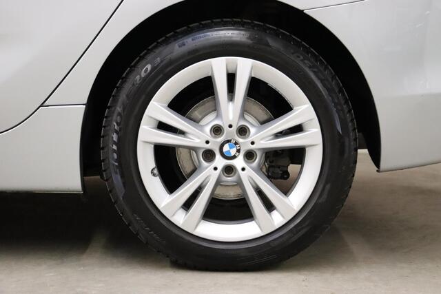 BMW 2-SERIE Active Tourer 218i High Executive Luxury Line Automaat / Navigatiesysteem Plus / Driving Assistant / Achteruitrijcamera / Stoelverwarming / LED-koplampen / Head-Up Display / DAB / Hifi / Shadow Line / 17 Inch