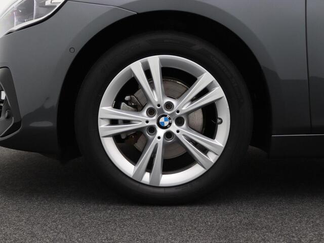 BMW 2-SERIE Active Tourer 218i High Executive | Sportline | Parking Pack | Trekhaak | Achteruitrijcamera | Sportstoelen | Head-Up Display | 17''