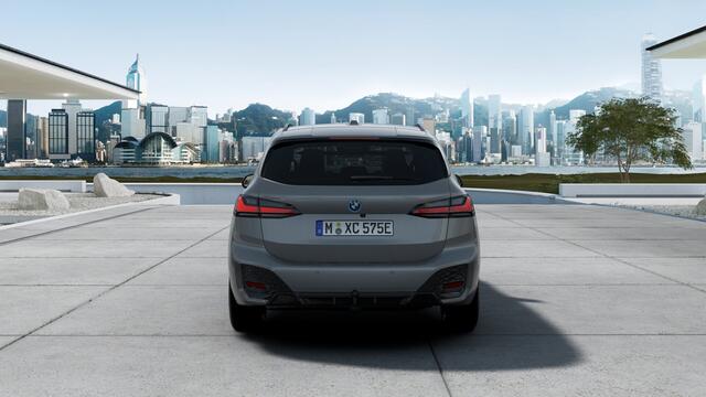 BMW 2-SERIE Active Tourer 225e xDrive High Executive M Sport Automaat / Panoramadak / Trekhaak / Sportstoelen / Adaptieve LED / M Adaptief onderstel / Head-Up / Parking Assistant Plus