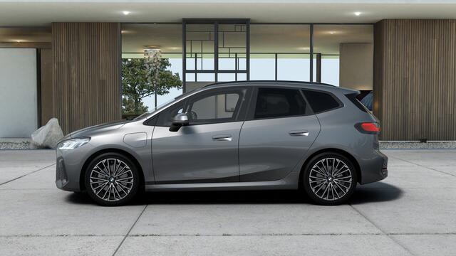 BMW 2-SERIE Active Tourer 225e xDrive High Executive M Sport Automaat / Panoramadak / Trekhaak / Sportstoelen / Adaptieve LED / M Adaptief onderstel / Head-Up / Parking Assistant Plus