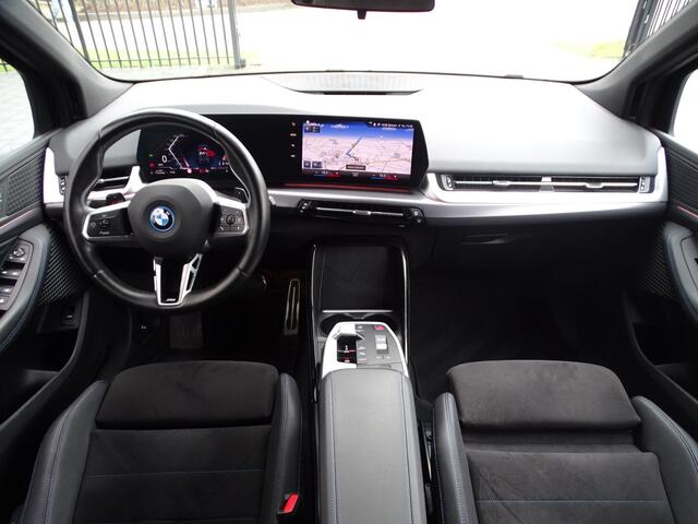 BMW 2-SERIE Active Tourer 225e M Sportpakket Adaptief M-onderstel Sportstoel DAB Parkeerhulpsysteem 18''LM Velgen