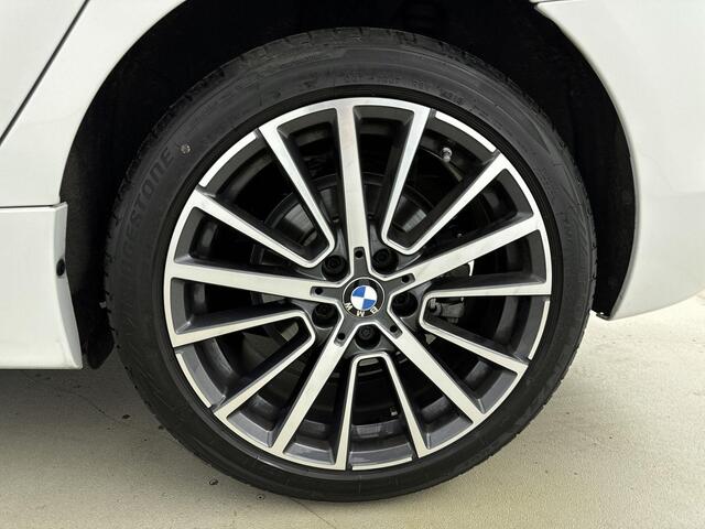 BMW 2-SERIE Active Tourer 218i Corporate Lease High Executive 140Pk | Navigatie | Parkeersensoren Voor & Achter | Achteruitrijcamera | Schuif-Kanteldak | Lederen Bekleding | Climate Control | Trekhaak | Stoelverwarming |