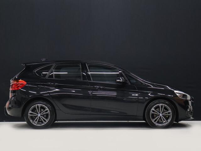 BMW 2-SERIE Active Tourer 218i High Executive M Sport [TREKHAAK, HARMAN/KARDON, CRUISE CONTROL, BLUETOOTH TELEFOON, HUD, ACHTERUITRIJCAMERA, PDC V+A, BMW LED, NIEUWSTAAT]